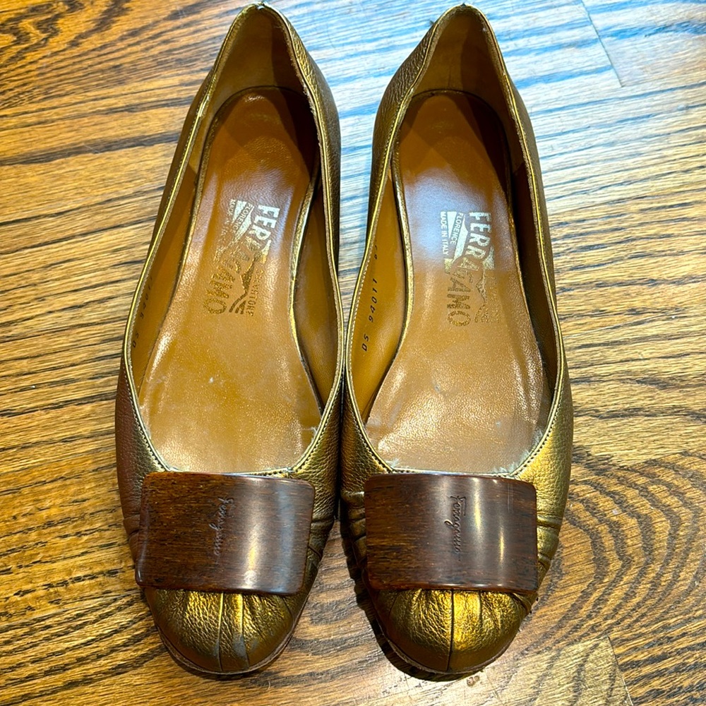 Vintage Salvatore Ferragamo metallic gold leather w/ wood insignia ballet flat